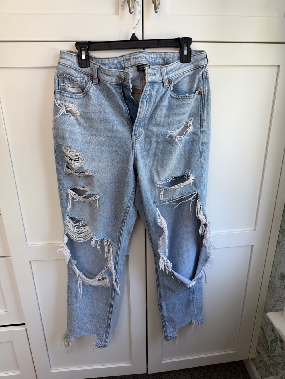 American Eagle Outfitters Light Blue Distressed Boyfriend Jeans
